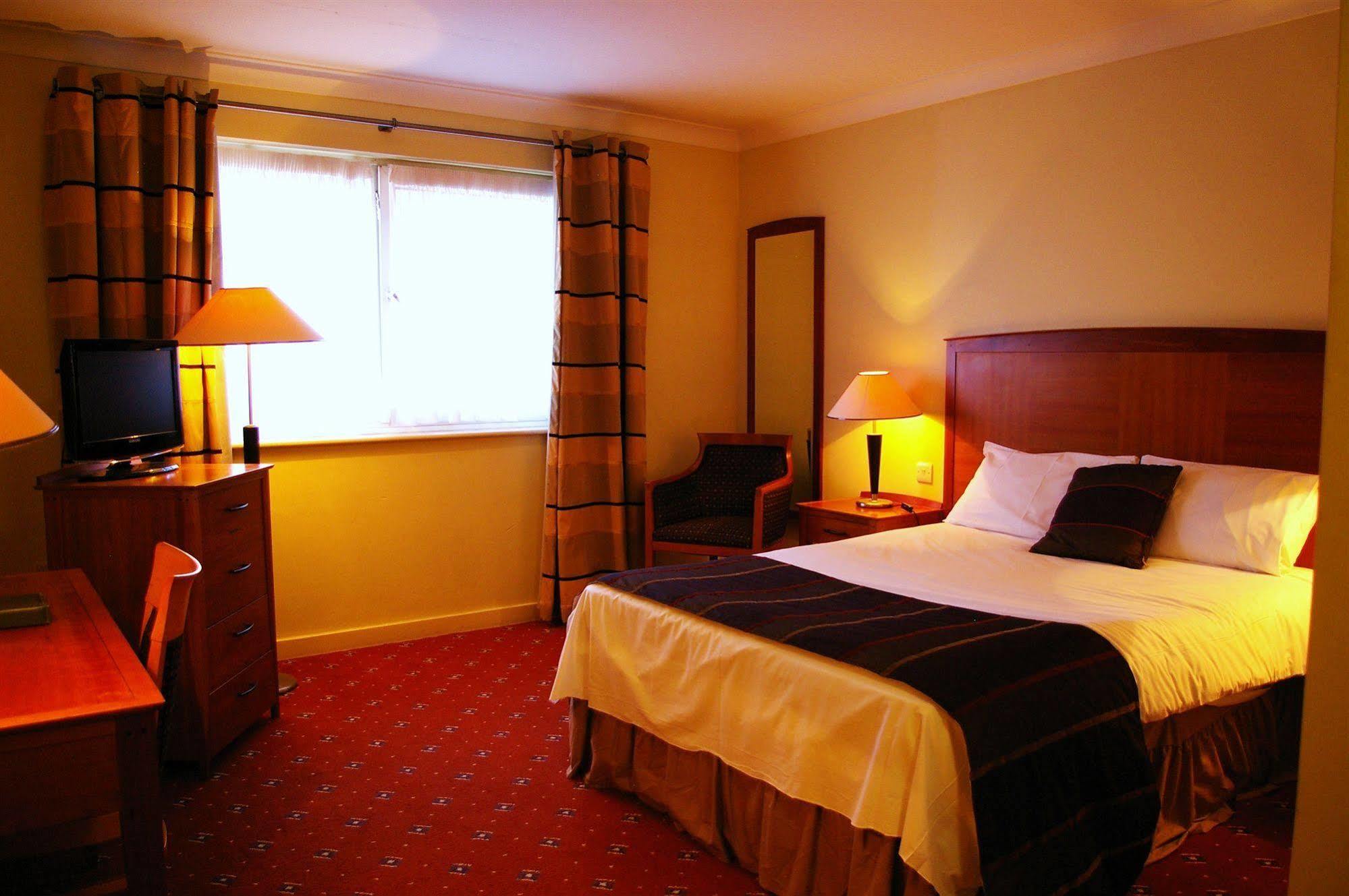 Red Lion Hotel Basingstoke Exterior photo